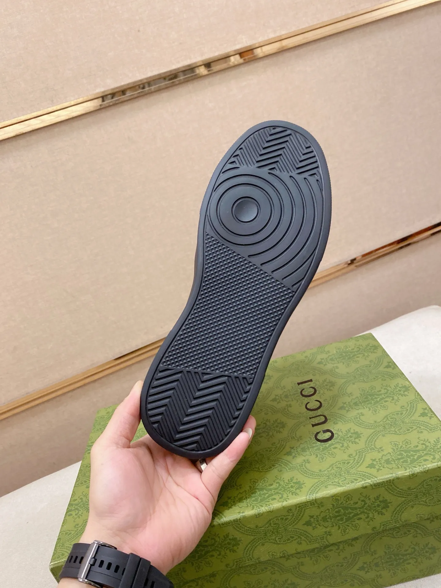 Ex-factory price 400💰【Gucci】Gucci men’s latest series of casual shoes! The official website is built 1:1. The upper is made of imported high-quality cowhide, and the lining is made of high-quality sheepskin, which is soft and comfortable. Picky selection of materials and exquisite workmanship give you the best enjoyment. Number of yards: 38-44 yards.
